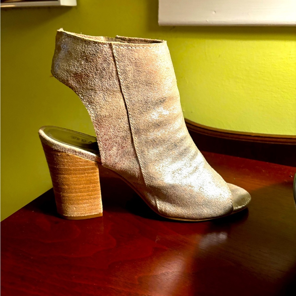 Diba True size 8 excellent condition metallic